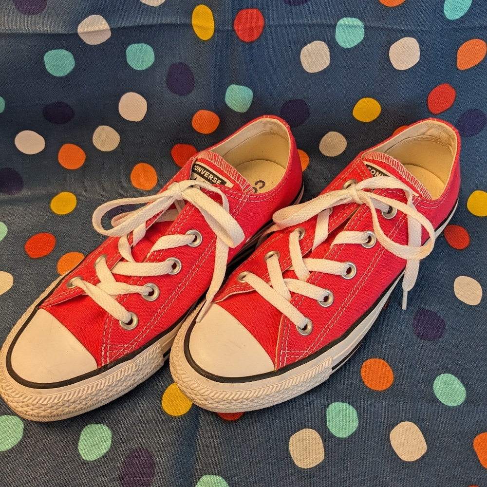 Converse All-Star canvas sneakers in fuchsia. Size 6.